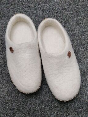 Woolfit Cream Wool Felt Slip-On Clogs/Slippers